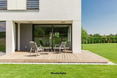 Freistehendes Einfamilienhaus, Stellplatz und Doppelgarage
