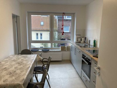 Vollständig renovierte Wohnung mit drei
 Zimmern sowie Balkon und Einbauküche in Bremen