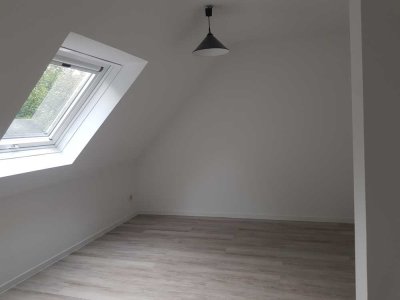 Schöne Dachgeschoss Studio Wohnung