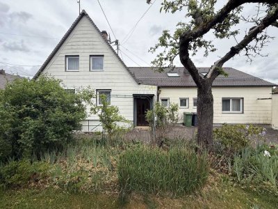 Sanierungsbedürftige DHH mit großem Eckgrundstück in ruhiger Lage von Augsburg-Bärenkeller