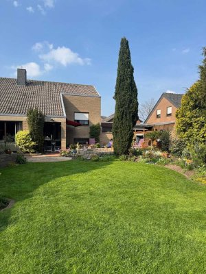 Schickes Einfamilienhaus mit schön angelegtem Garten