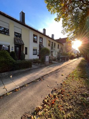Geräumiges Reihenhaus mit vier Zimmern und Einbauküche in München