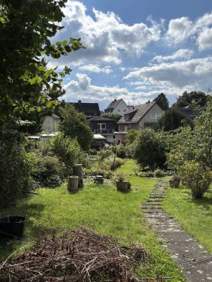 Gepflegte Doppelhaushälfte mit großzügigem Gartengrundstück und viel Nutzfläche