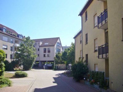 SINGLE GESUCHT: GEPFLEGTE 1-1-2-ZI-EG-WOHNUNG MIT KOCHNISCHE UND KLEINER TERRASSE NAHE S-BAHN