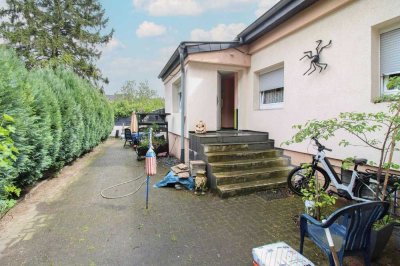 Flexible Nutzung: Gepflegter Bungalow mit großer Terrasse in Duisburg-Untermeiderich