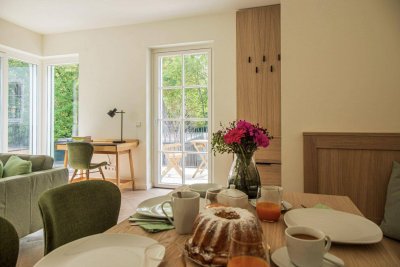 1180_AM SCHLOSSPARK: Charmant möblierte 2-Zi-Terrassen-Wohnung / charmingly furnished 2-room terrace apartment