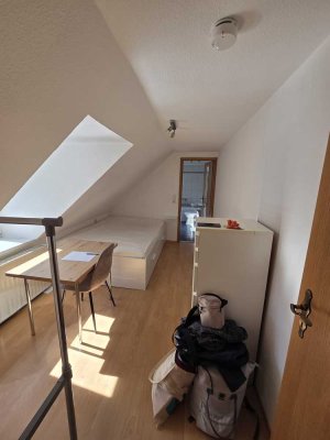 Einraumwohnung/Studierzimmer mit Wannenbad, Laminat und Pantryküche
