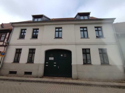 Bewohnte ETW mit Innenhof und Carport zu veräußern