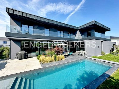 Exklusive und energieeffiziente Neubau-Villa mit Pool in Feldrandlage