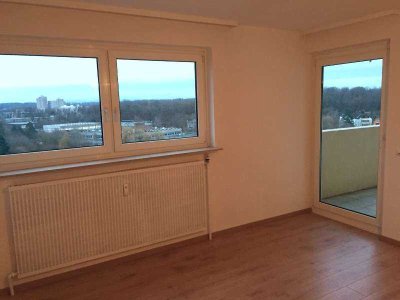 Sanierte 2,5 Zimmer Wohnung zum Wohlfühlen mit gigantischem Ausblick aus der 10. Etage
