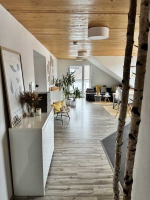 Großzügige 3-Zimmer DG-Wohnung klimatisiert mit tollem Ausblick auf die Weinberge und Einzelgarage