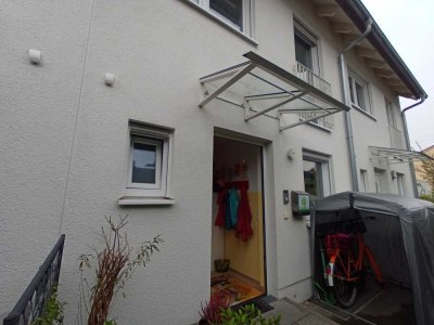 Neuwertiges RMH mit 4 Schlafzimmern und geringen Nebenkosten - provisionsfrei