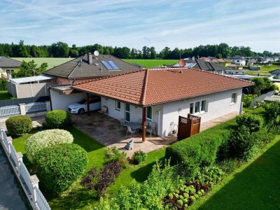 Modernes Wohnen auf einer Ebene: Barrierefreier Bungalow mit Traumblick in die Berge