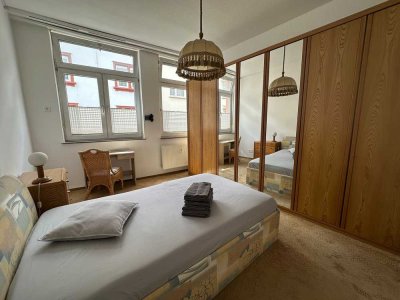 vollständig möblierte und renovierte 2 Zimmer Altbauwohnung in sehr zentraler Lage