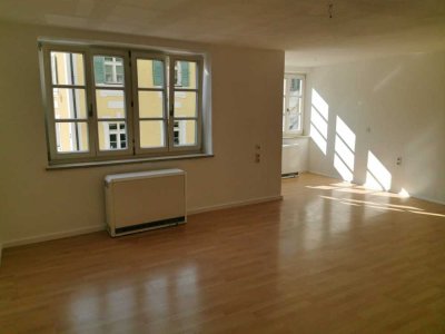 Freundliche 2,5-Zimmer-Wohnung mit möblierter Küche