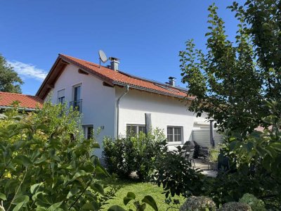 Energieeffiziente Doppelhaushälfte, neuwertig mit viel Platz, Doppelgarage, provisionsfrei