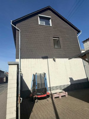 Zweifamilienhaus in Wehen – Viel Platz und große Garage für Ihre Wohnträume!