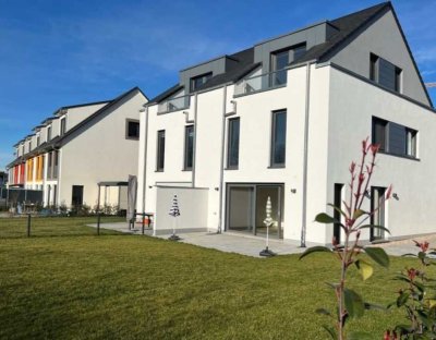 Luxuriöse Doppelhaushälfte mit Garten, Garage und EBK