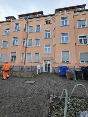 WG geeignete geräumige 3-Raum Wohnung und Balkon und Einbauküche