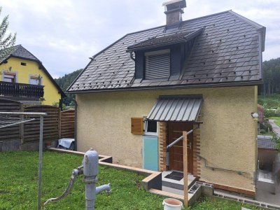 Solides, teilsaniertes Wohnhaus in ruhiger Wohnlage