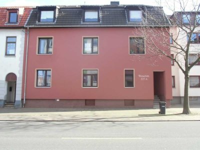 großzügige 4 Zimmer Wohnung mit offenem Küchen-/Wohnbereich und Gartenanteil