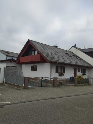 Attraktive und gepflegte 2,5-Zimmer-Dachgeschosswohnung mit geh. Innenausstattung mit Balkon