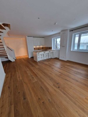 AUSSERGEWÖHNLICHE SEHR SCHICKE 3-ZI-WHG ü.2 EBENEN...mit "HAUS im HAUS"-CHARAKTER in WALDTRUDERINIG