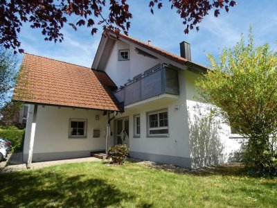 Neues Zuhause oder lohnende Kapitalanlage: Zweifamilienhaus mit Doppelgarage in 73488 Ellenberg