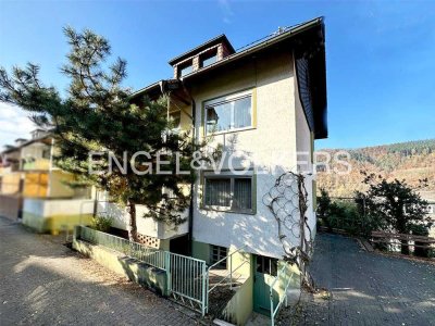 Renovierungsbedürftiges Reihenendhaus mit Blick auf das Lahntal