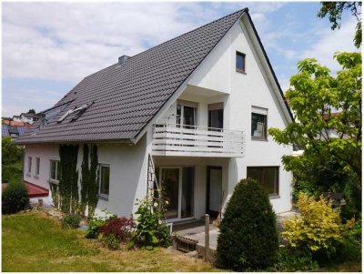 Großzügige Wohnung mit Blick ins Grüne, Premium Küche & Balkon - 3,5 Zimmern und Balkon