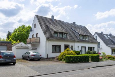 LAGE, LAGE, LAGE! Renovierungsbedürftige Doppelhaushälfte auf großzügigem Grundstück mit Garten