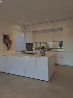 Neuwertige 3-Zimmer Erdgeschosswohnung im Zentrum von HS mit Garten, Garage und 2 Stellplätzen