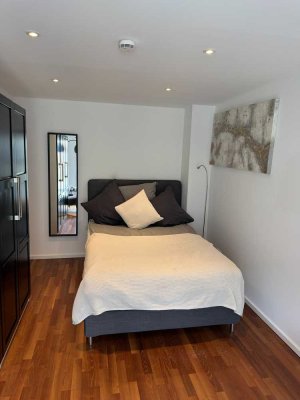 Möbliertes WG-Zimmer in 4-Zi Wohngemeinschaft in top Lage von Schwabing