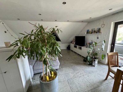 Attraktive und gepflegte 4-Zimmer-Dachgeschosswohnung mit Balkon und EBK in Kemmern