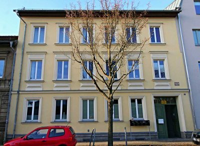 Möbilierte 1,5 - Zimmerwohnung im Erdgeschoss eines sanierten Gründerzeithauses