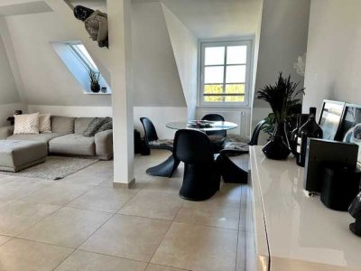 Elegante, helle 4-Zimmer-Wohnung im Dachgeschoss einer denkmalgeschützten Villa