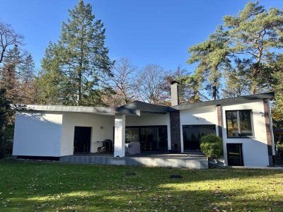 Bauhausinspiriertes Architektenhaus mit Kamin, großer Terrasse u. 850 m² Garten in ruhiger Lage!