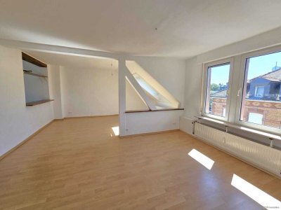 VISTA Immobilien - Wohntraum im Dachgeschoss – charmante Altbauwohnung in begehrter Lage