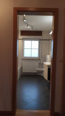 Ansprechende und vollständig renovierte 4-Raum-EG-Wohnung mit EBK in Arnstein