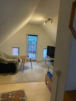 Schöne Dachwohnung mit Balkon in ruhiger Lage