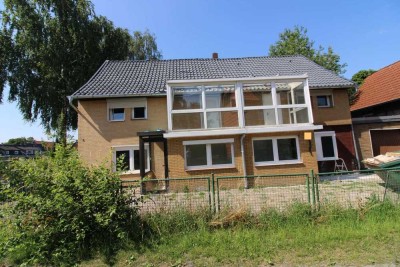 Sanierte Doppelhaushälfte in Feldrandlage mit Garage, Wintergarten und Scheunenanteil