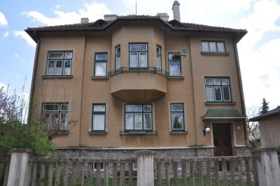 Villa aus 1930 zu unschlagbarem Preis, in perfektem Zustand und mit ganz viel Potenzial. Wohnen und auch Arbeiten.