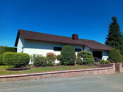 Schwedelbach - Freistehender Winkelbungalow mit Einliegerwohnung und gepflegter Gartenanlage