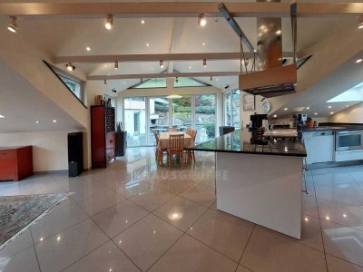 Außergewöhnliche Penthouse-Eigentumswohnung mit wunderschönem Garten und Saunahaus