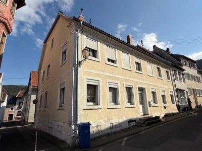 ++ Großzügiges Wohnhaus mit Freisitz und Stellplätzen in Lambrecht ! ++