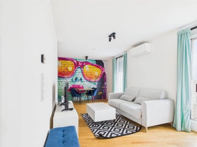 1. Monat mietfrei: Möblierte 2 Zimmer- DG-Wohnung im 6. OG mit 16m² Terrasse und Klimaanlage