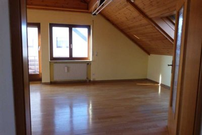 Großzügige DG-Wohnung am Feldrand von Rommelshausen