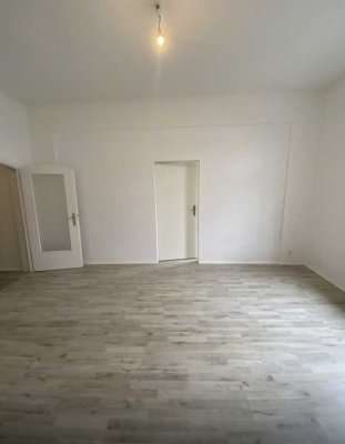 3 Zimmer im Erdgeschoss * komplett renoviert*