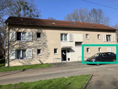 Ideal angebunden: Unrenovierte Drei-Zimmer-Wohnung im Erdgeschoss