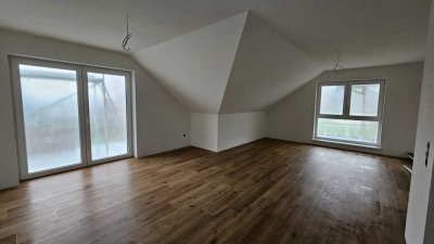 Erstbezug in 3-Zimmer-DG-Wohnung mit Balkon